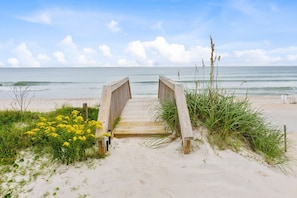 På stranden
