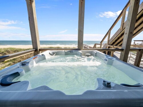 Salty Dawgs - 5BR, 5.5BA Oceanfront House on North Topsail Beach, NC