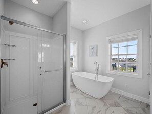 Bathroom - Salty Dawgs - 5BR, 5.5BA Oceanfront House on North Topsail Beach, NC (North Topsail Beach)