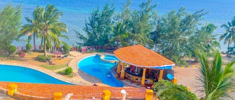 Piscina externa, guarda-sóis