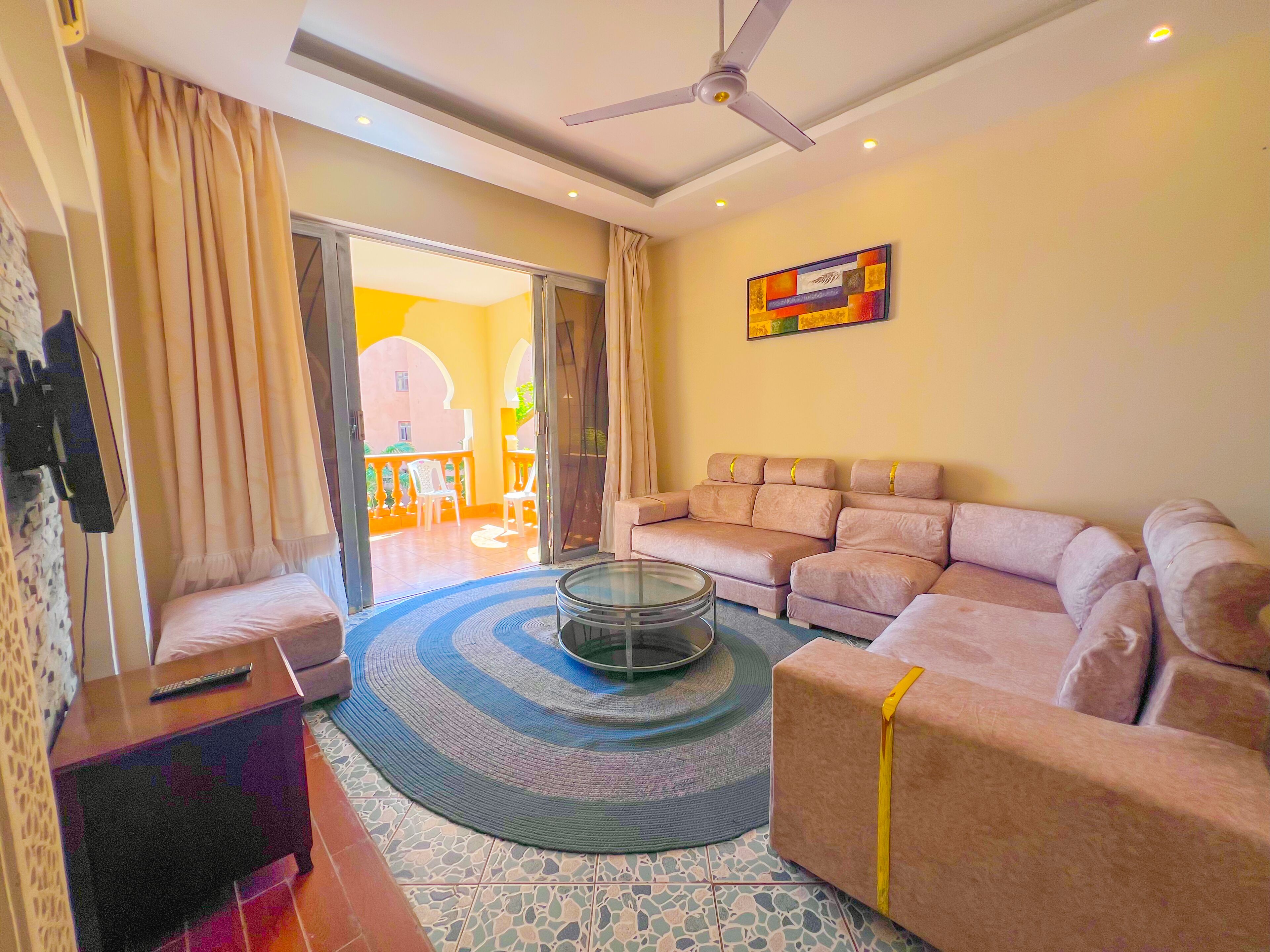 Una sala de estar con un sofá, una mesa de centro y un televisor.