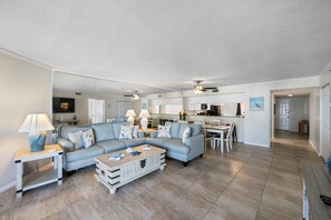 TV - Waterfront, Beach View! Pool/sleeps up to 6! #1413 (Indian Shores)