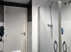 Dusj, hårføner, bidé og håndklær