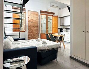 In-room safe, free WiFi, bed sheets - Flats Friends Tetuan 1 bedroom on two levels (Valencia)