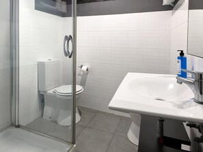 Bruser, hårtørrer, bidet, håndklæder