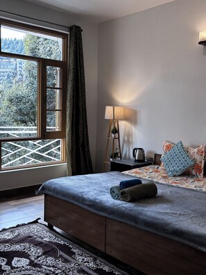 Rom – deluxe | Skrivebord, skrivebord for bærbar PC, wi-fi (inkludert) og sengetøy