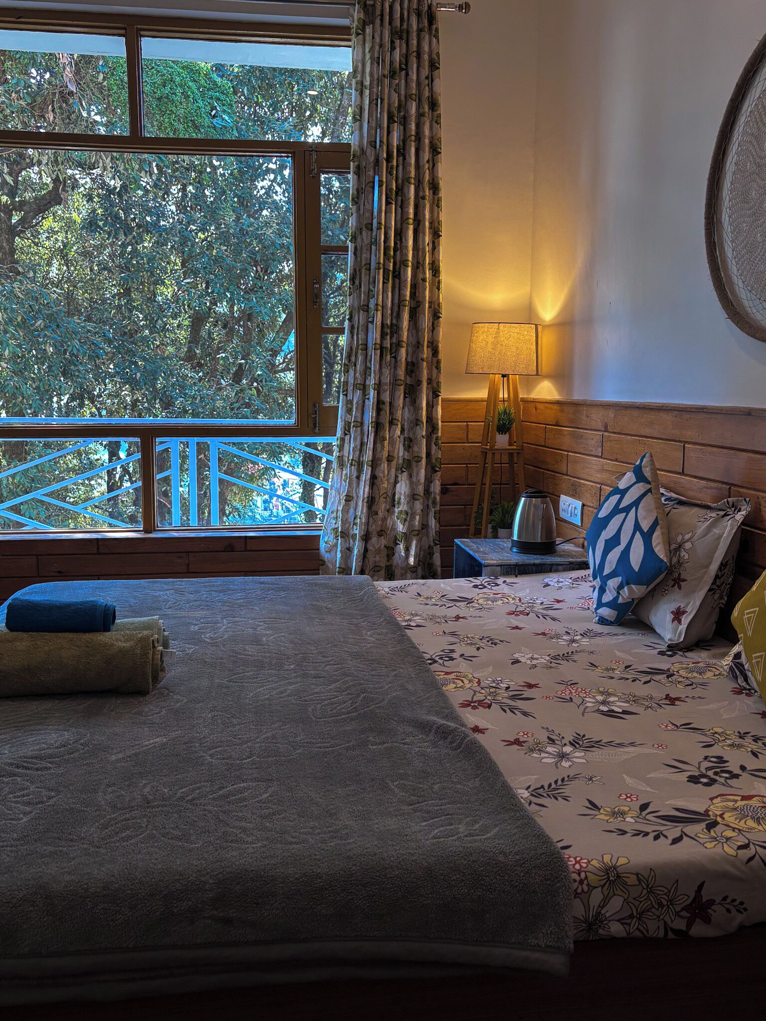 Escritorio, espacio para trabajar con laptop y wifi gratis 