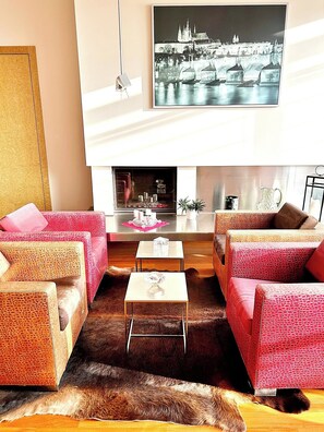 Téléviseur connecté, lecteur de DVD, livres, chaîne audio