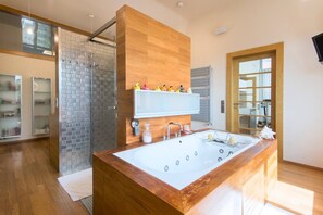 Douche, sèche-cheveux, bidet, serviettes fournies