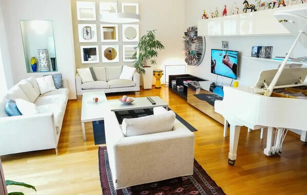 Smart TV, DVD player, books, stereo
