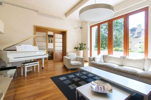 Téléviseur connecté, lecteur de DVD, livres, chaîne audio