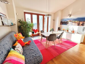 Téléviseur connecté, lecteur de DVD, livres, chaîne audio