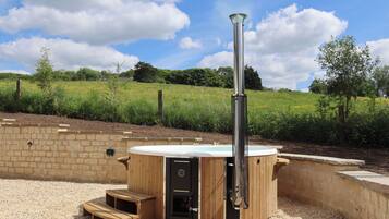 Cottage | Outdoor spa tub