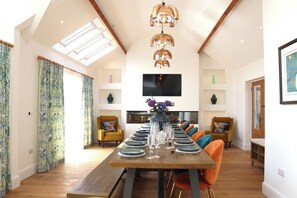 Cottage | Dining - Leafield House @ Nables Farm (Chippenham)