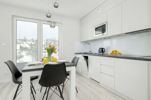 Kühlschrank, Mikrowelle, Herdplatte, Geschirrspüler