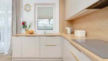 Kjøleskap, ovn, kokeplater og oppvaskmaskin