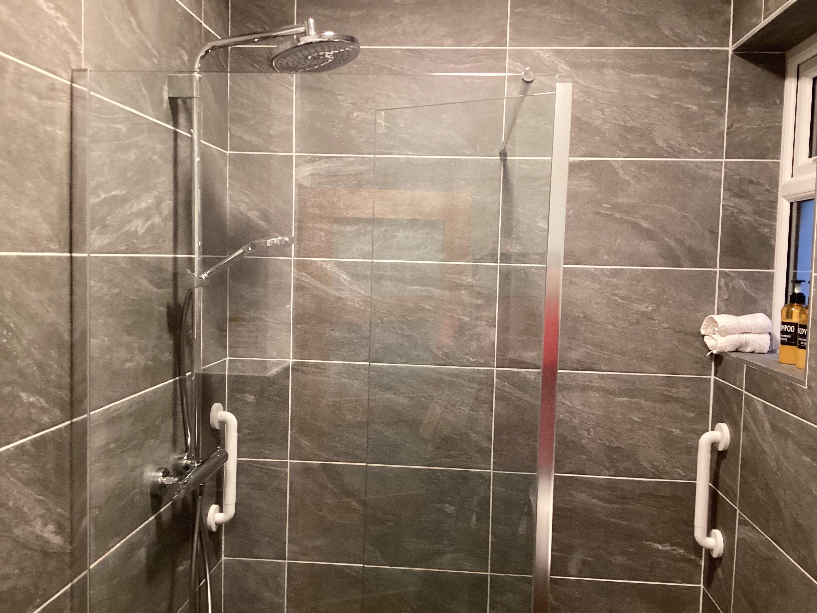 Dusche, Haartrockner, Handtücher, Seife