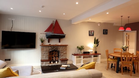 Smart TV. Ryans Roundstone Retreats Quayside Luxury Apt