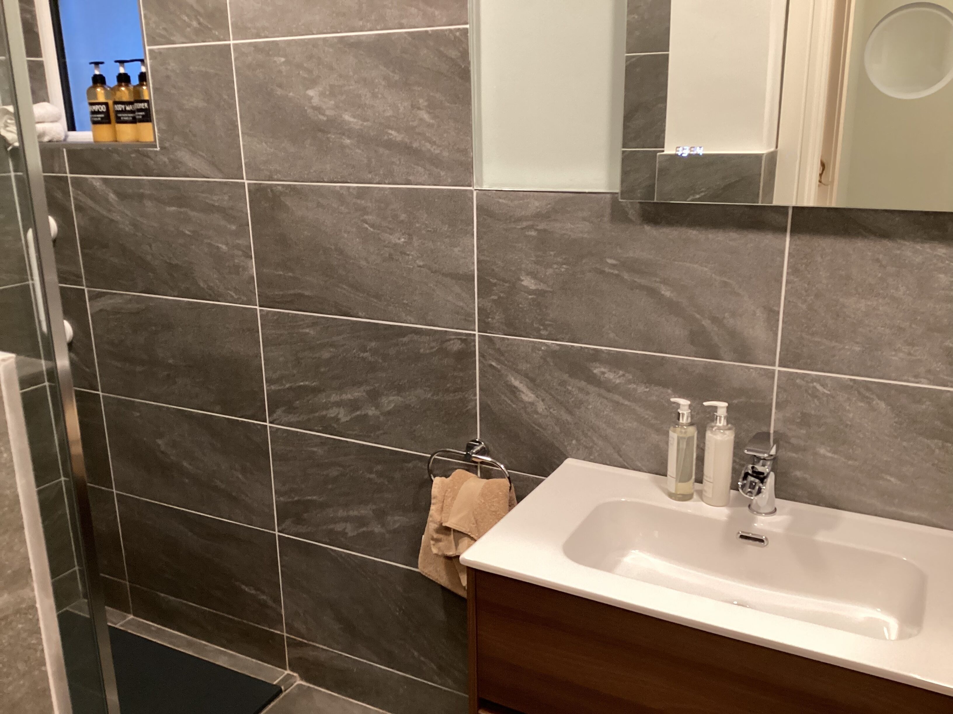 Douche, sèche-cheveux, serviettes fournies, savon