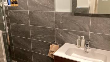 Douche, sĂšche-cheveux, serviettes fournies, savon