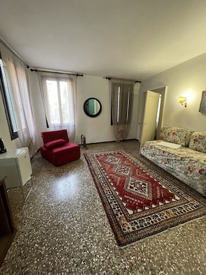 Honeymoon Suite | Desk, soundproofing, free WiFi
