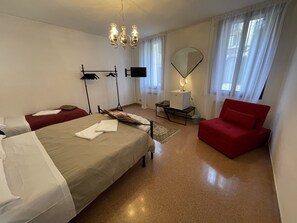 Exclusive Triple Room | Desk, soundproofing, free WiFi - LIONS VENICE Guest House (Venice)