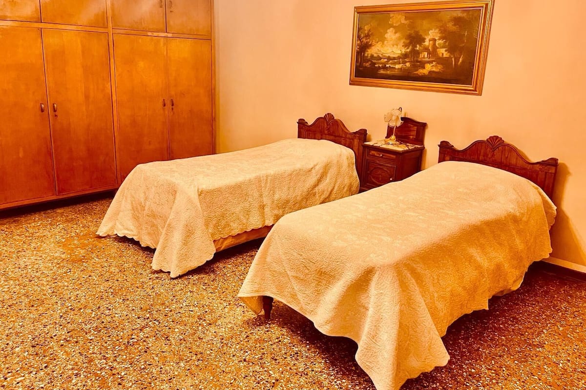Honeymoon Suite | 1 bedroom, desk, soundproofing, free WiFi