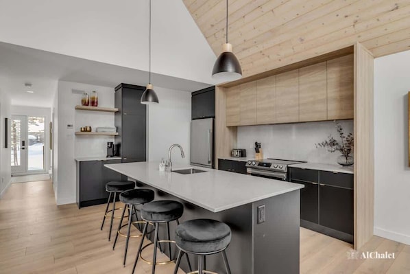 Kühlschrank, Mikrowelle, Ofen, Herdplatte