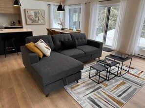 Een televisie en een open haard