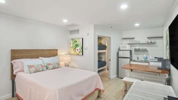 Iron/ironing board, free WiFi, bed sheets