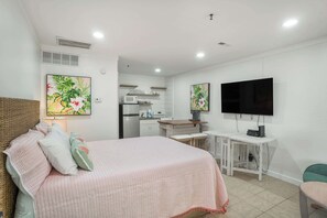 Tabla de planchar con plancha, wifi gratis y ropa de cama 