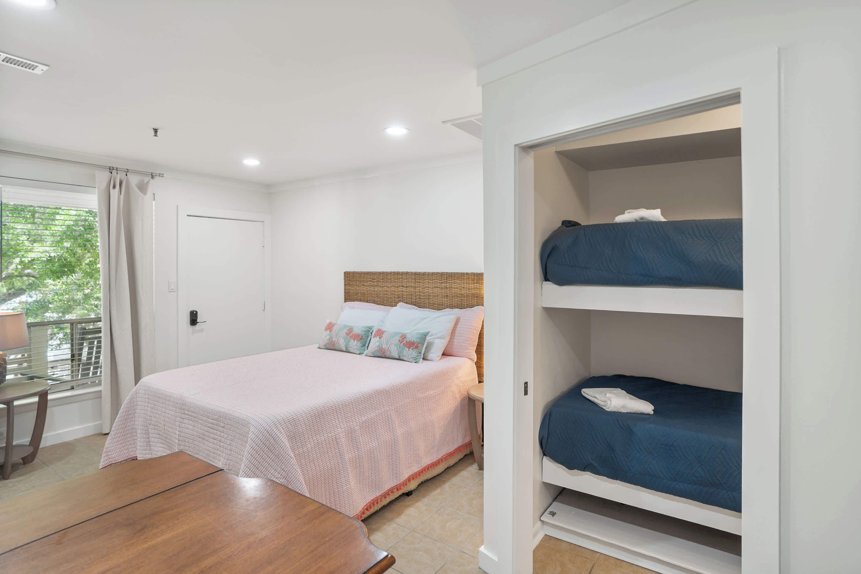 Een strijkplank/strijkijzer, gratis wifi, beddengoed