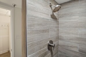 Shower, hair dryer, towels, shampoo - 529 Sunsuite (Fripp Island)