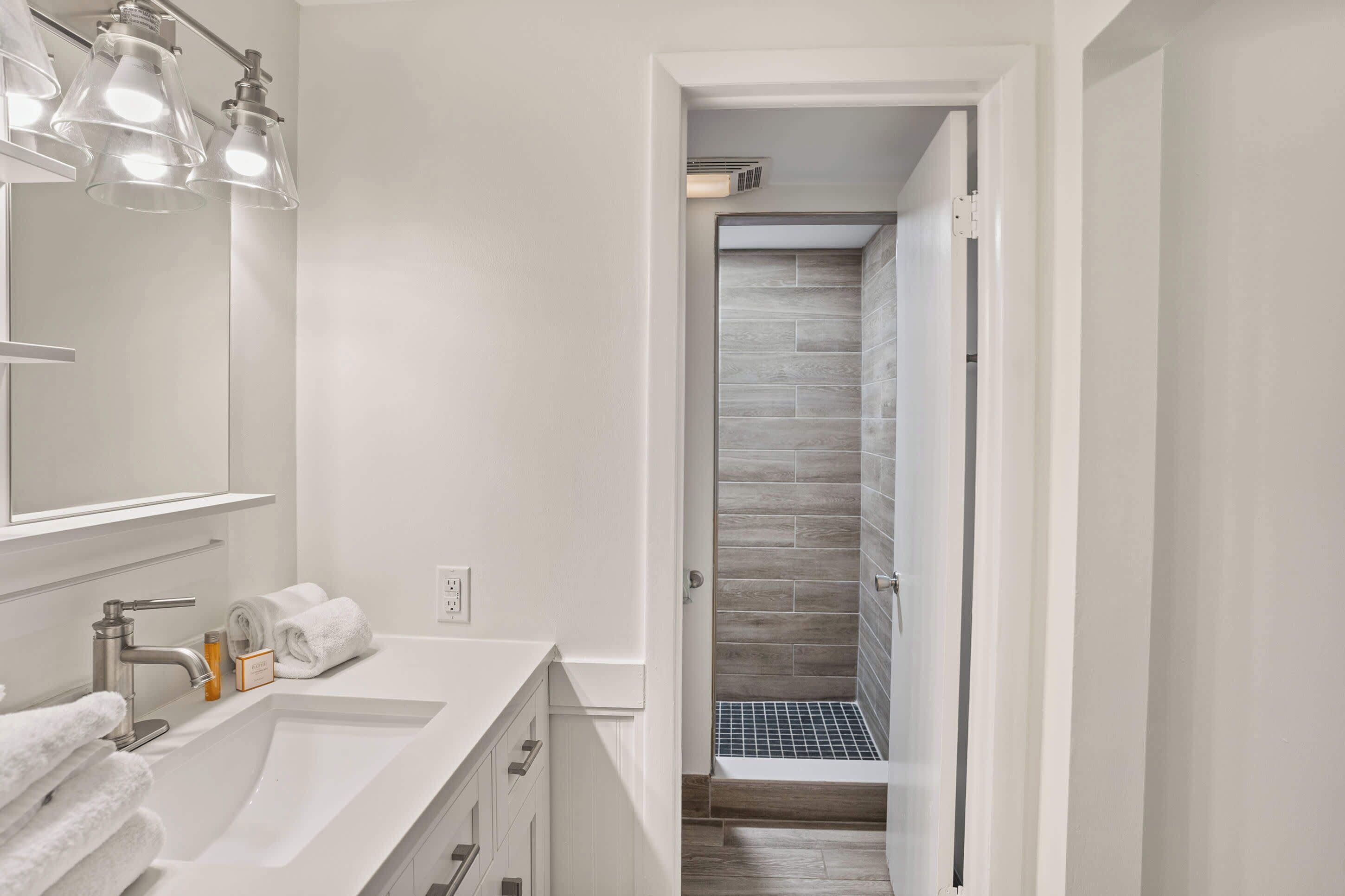 Serviettes fournies, papier toilette