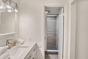 Serviettes fournies, papier toilette