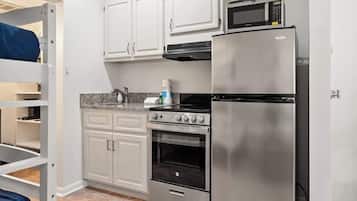 JÀÀkaappi, mikroaaltouuni, uuni, kahvin-/teenkeitin