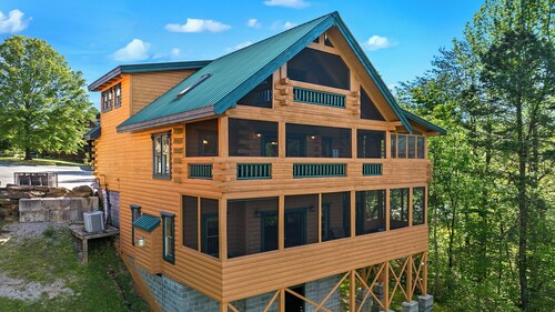 Moonlight Pines Lodge- 4bdrm, Pool Table, Mountain View