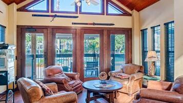 Een televisie en een kantoor