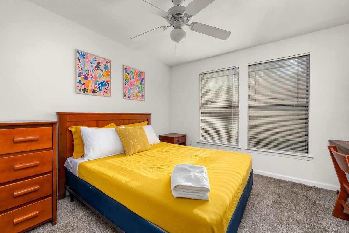 4 bedrooms, iron/ironing board, WiFi, bed sheets