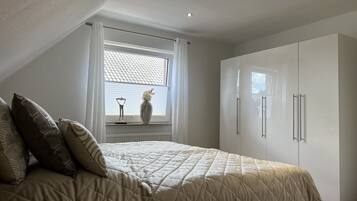 2 bedrooms, iron/ironing board, free WiFi, bed sheets