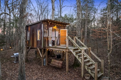 Peaceful Treehouse | Firepit + Grill*Pet Friendly!