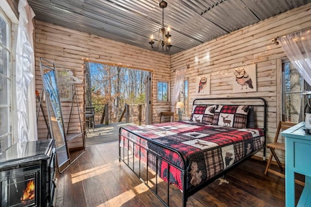 1 bedroom, free WiFi, bed sheets. Peaceful Treehouse | Firepit + Grill*Pet Friendly!