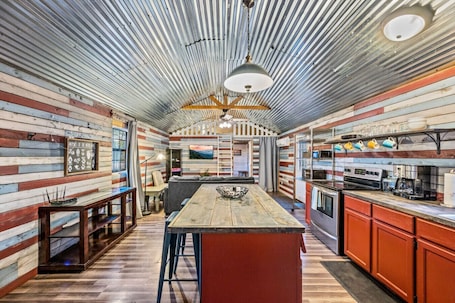 Fridge, microwave, oven, stovetop. Peaceful 2BR cabin w/Firepit+ Yard* Near Nashville