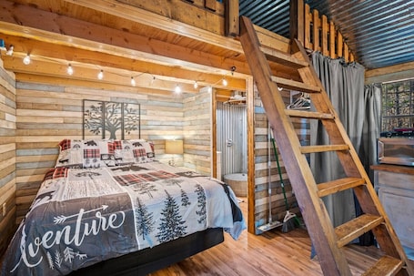 1 bedroom, desk, free WiFi, bed sheets. Peaceful Cabin w/TV + Wi-Fi + Firepit | Pets!