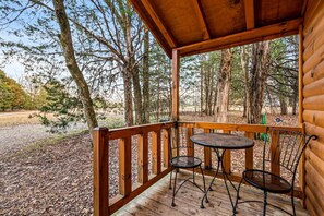 Outdoor dining - Peaceful Cabin w/TV + Wi-Fi + Firepit | Pets! (Mount Juliet)