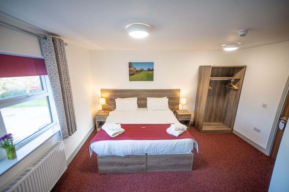 Soundproofing, free WiFi, bed sheets