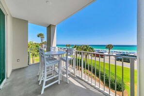 Outdoor dining - Majestic Sun 206A - Stunning gulf and pool views, just steps to the Gulf! (Miramar Beach)