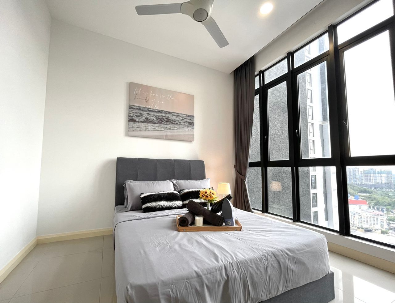 مكتب ومساحة عمل للكمبيوتر المحمول ومكواة/لوح كي وواي فاي مجانًا