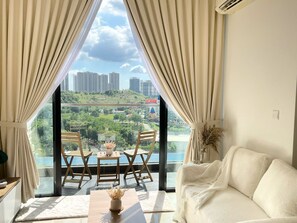 Estúdio básico | Área de estar | Smart TV 40 polegadas com canais digitais, escritórios