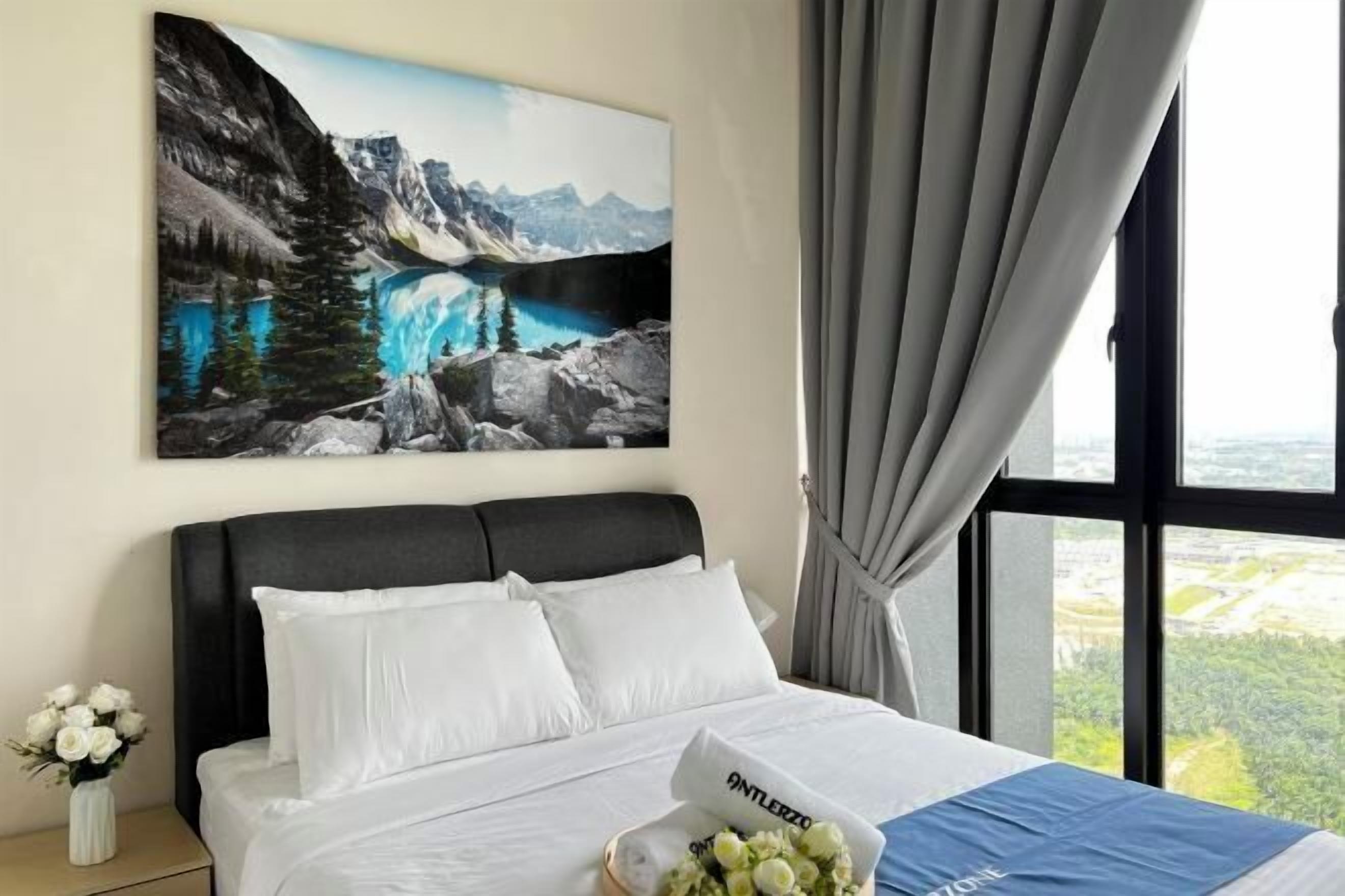 مكتب ومساحة عمل للكمبيوتر المحمول ومكواة/لوح كي وواي فاي مجانًا